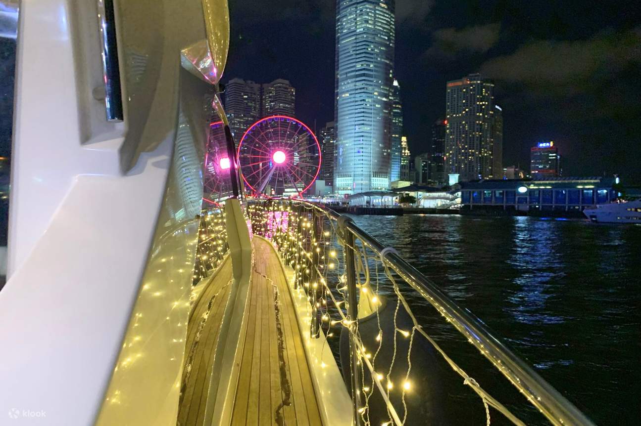 Ночной круиз по гавани Виктория Fantasy Star Chaser (включает неограниченные закуски и напитки + фотосъемка)