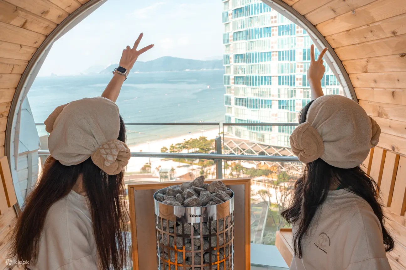 两个女孩在海景桑拿房