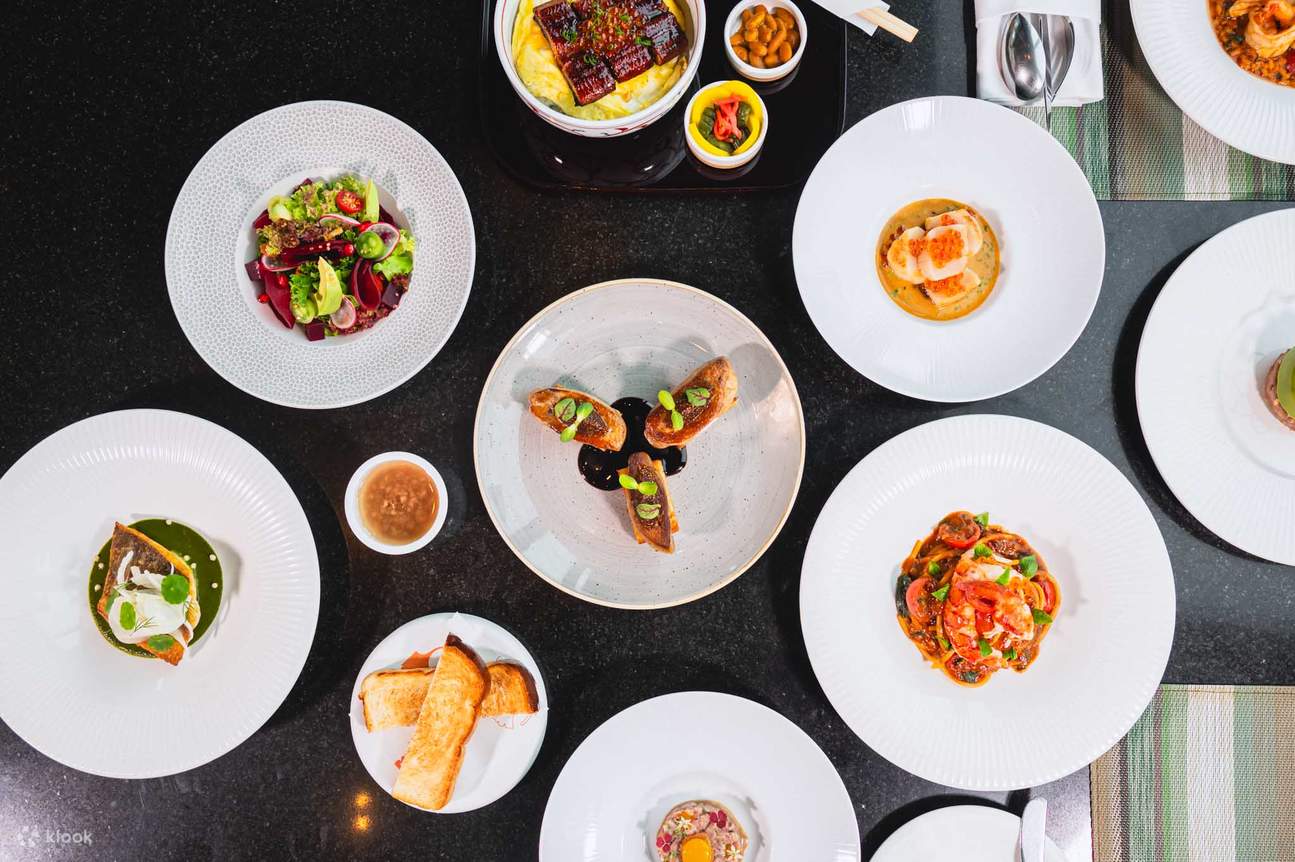 Ресторан и бар на крыше Up & Above в отеле The Okura Prestige Bangkok