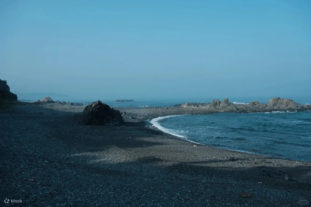 在金沙滩冲浪，别忘了趁海上生明月的时候品尝海鲜。金沙滩有三宝，分别是海参、鲍鱼、螃蟹