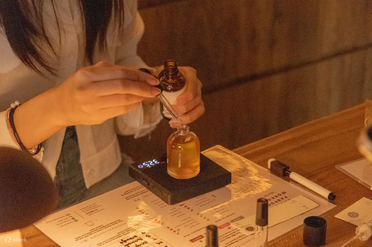 将您喜欢的精油加入 30 毫升的瓶子中