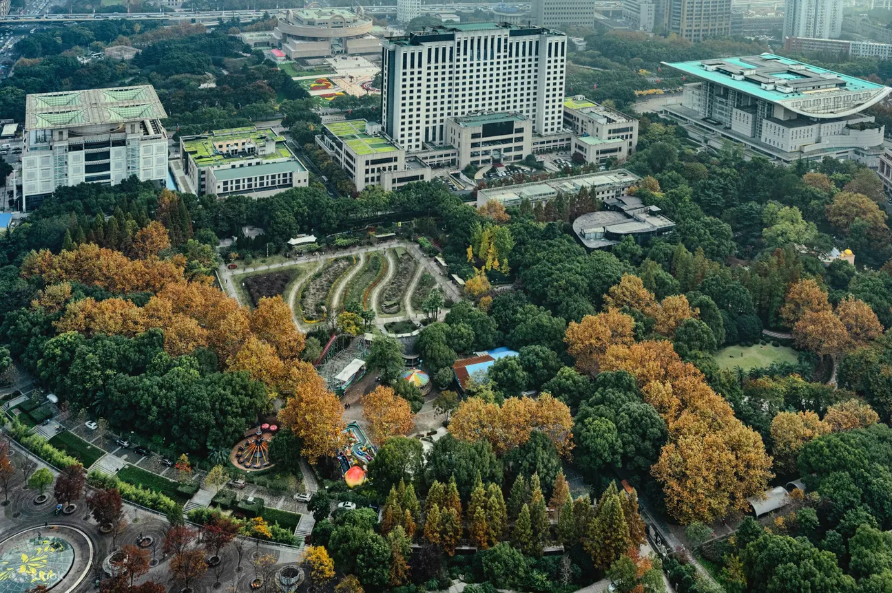 【上海人民公园】被誉为上海的“中央公园”，公园内保留有“上海图书馆旧址”，被列为上海市级文物保护单位