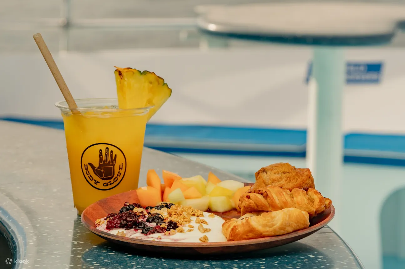 Breakfast with a drink