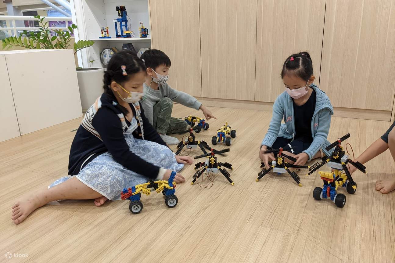 anak-anak membuat robot di lokakarya