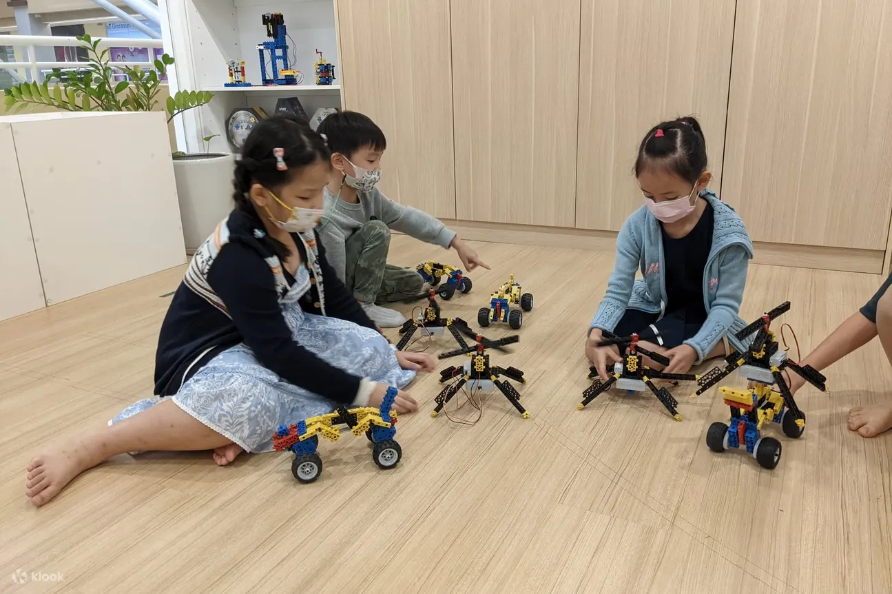 孩子们在车间制作机器人