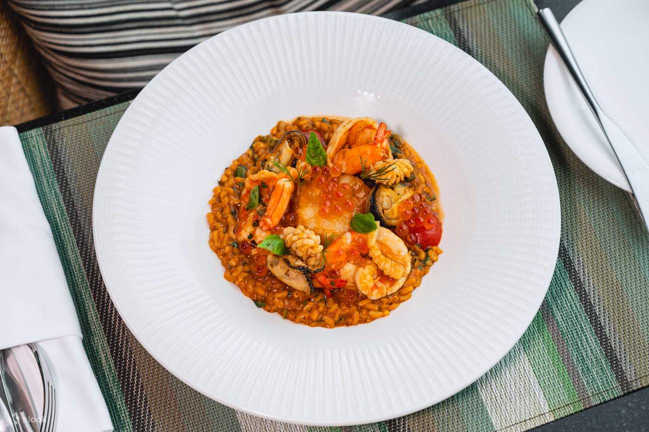 Ресторан и бар на крыше Up & Above в отеле The Okura Prestige Bangkok