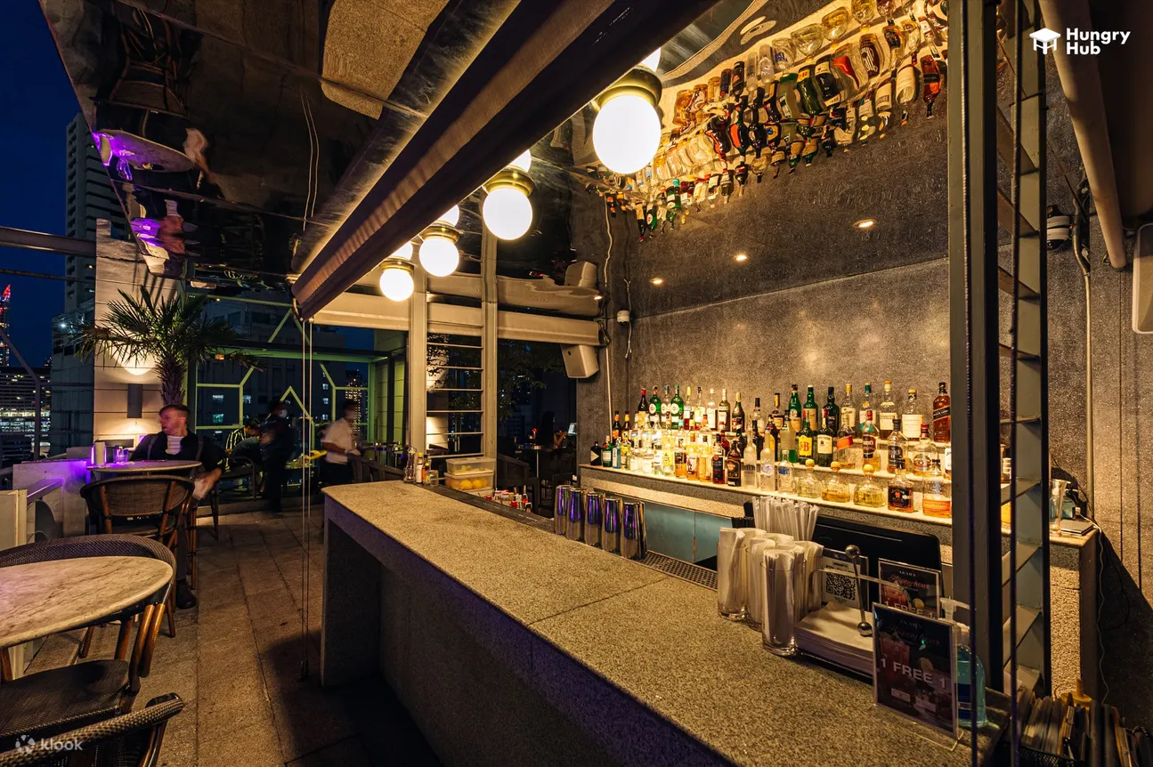 曼谷阿卡拉酒店 Barracuda 屋顶酒吧屋顶无限畅饮之夜