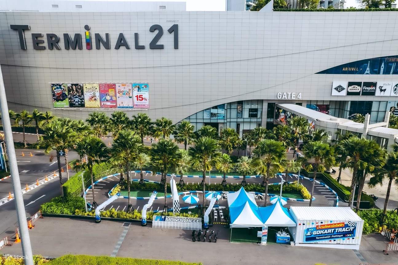 Nuestra pista de E-Gokart está ubicada frente al Terminal 21 Pattaya.