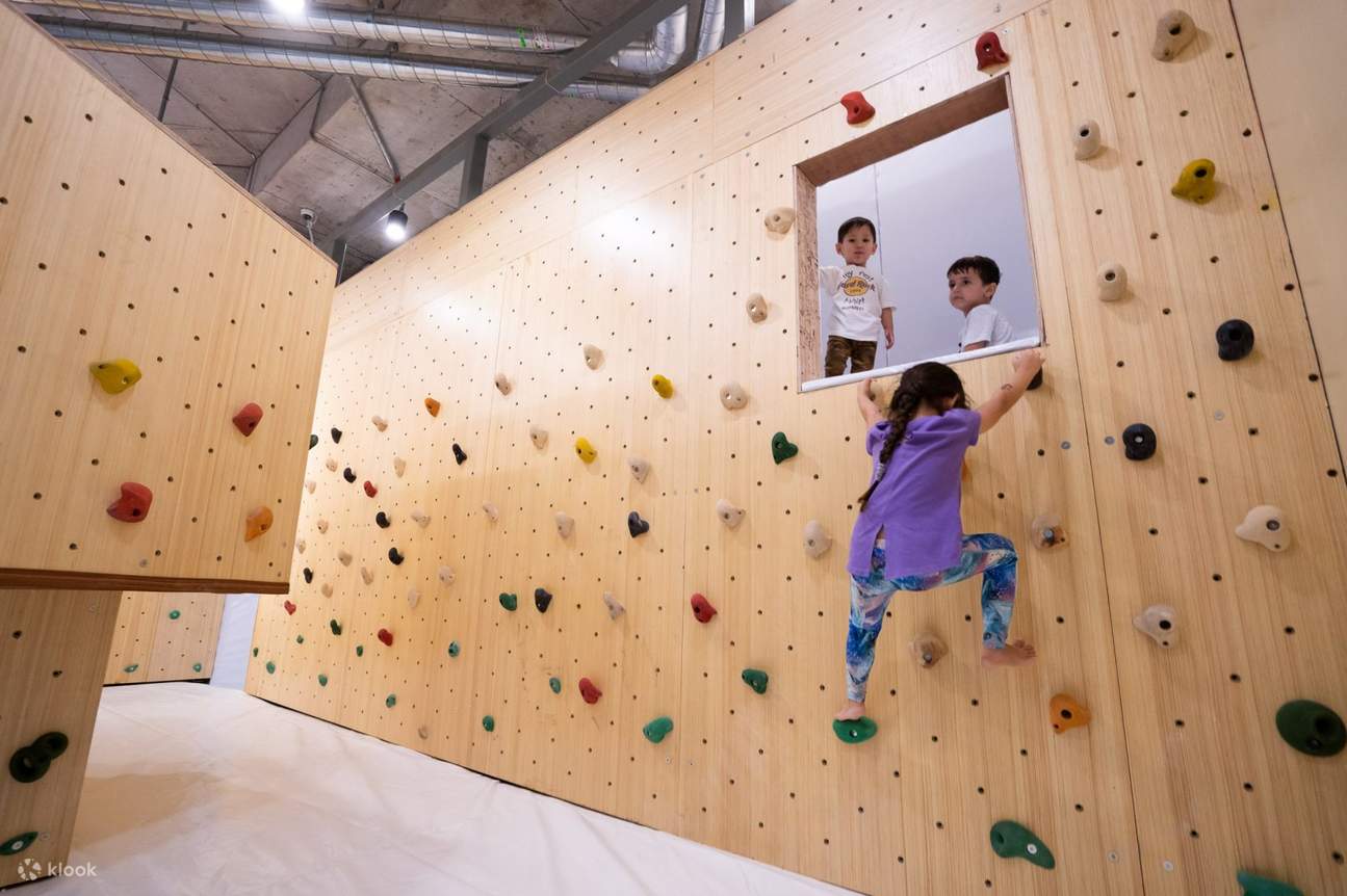 Bambini che praticano l'arrampicata sportiva al Project Rock di Penang