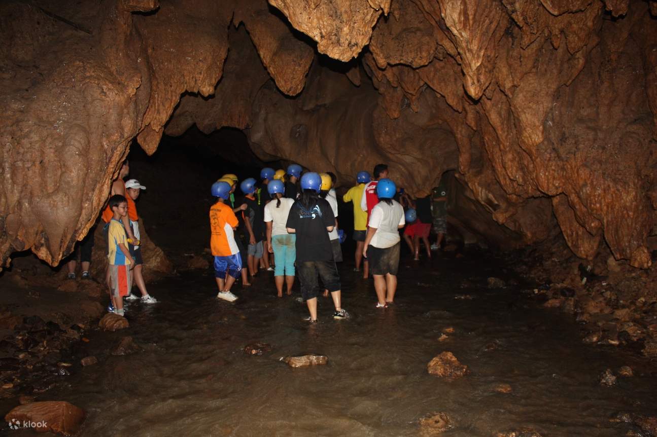touristes à l'intérieur de la grotte de Tempurung