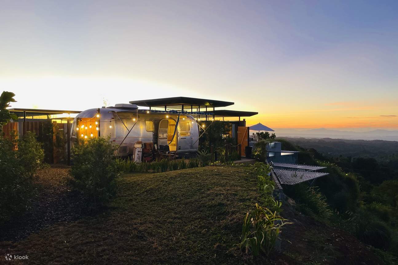 Mặt tiền của xe RV Airstream lúc chạng vạng