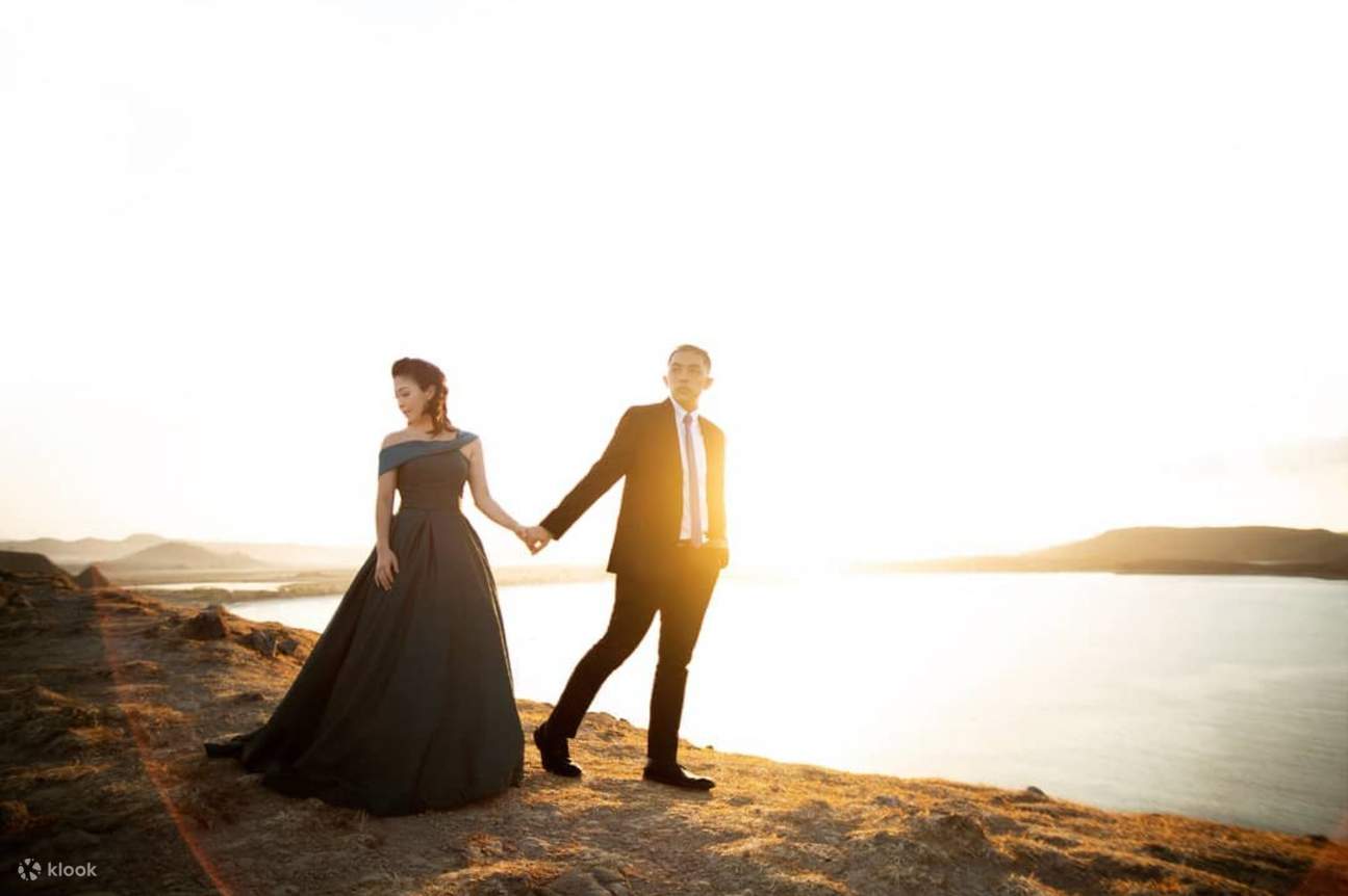 Pria dan wanita berjalan di samping danau