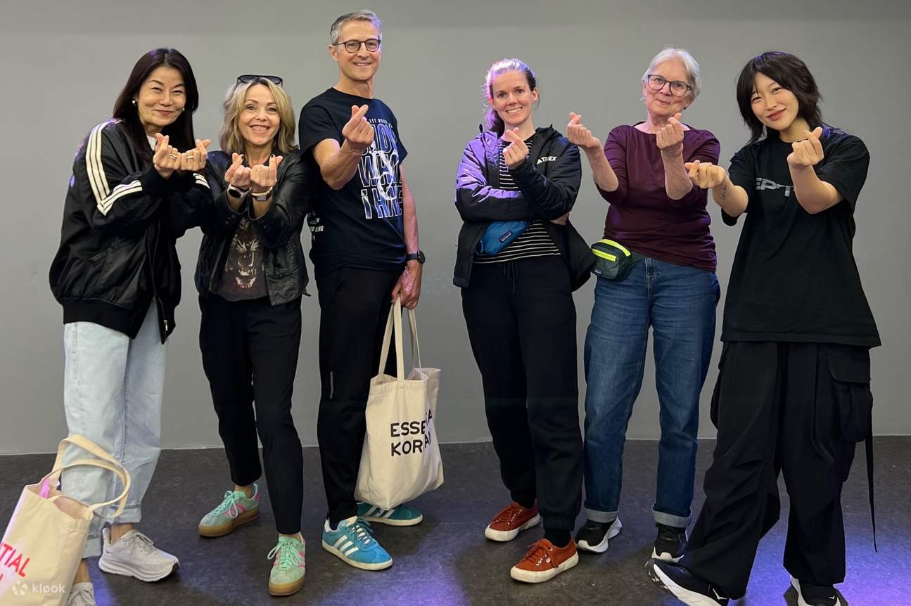 Научитесь культовым шагам шаффла на веселом и подходящем для начинающих занятии.