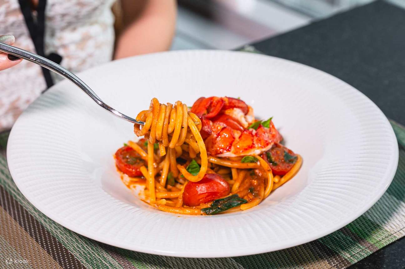 Ресторан и бар на крыше Up & Above в отеле The Okura Prestige Bangkok