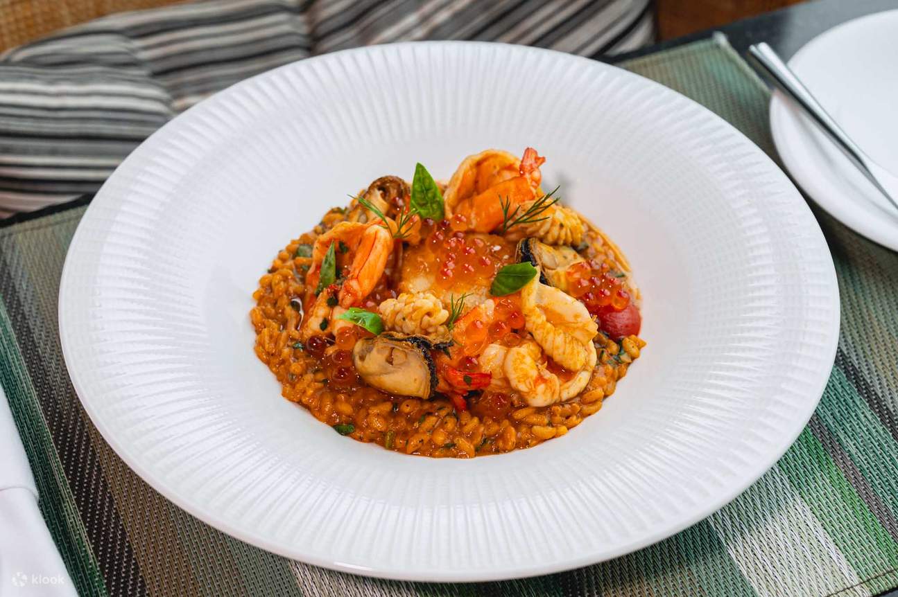 Ресторан и бар на крыше Up & Above в отеле The Okura Prestige Bangkok