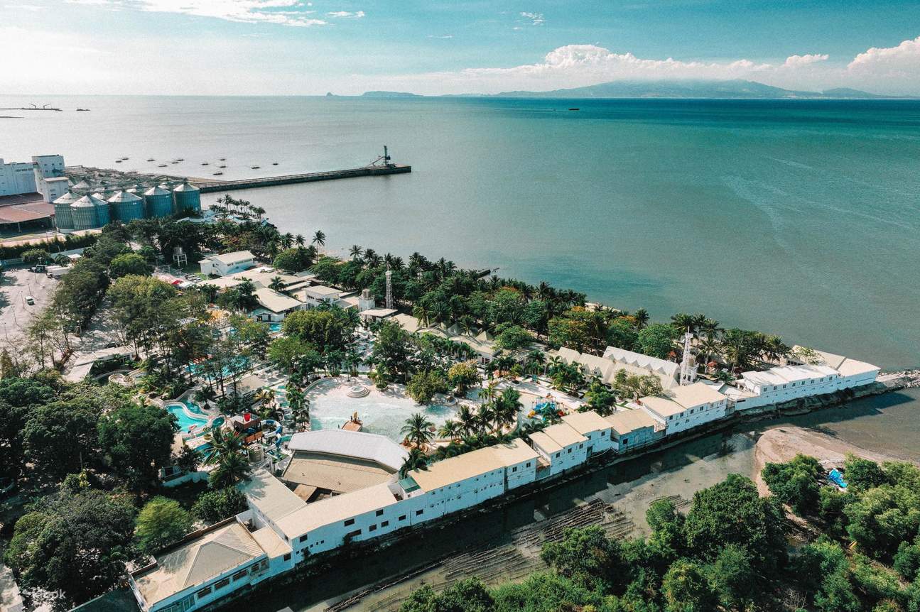 Eskursi Siang dan Malam ke Villa Excellance Beach and Wave Pool Resort