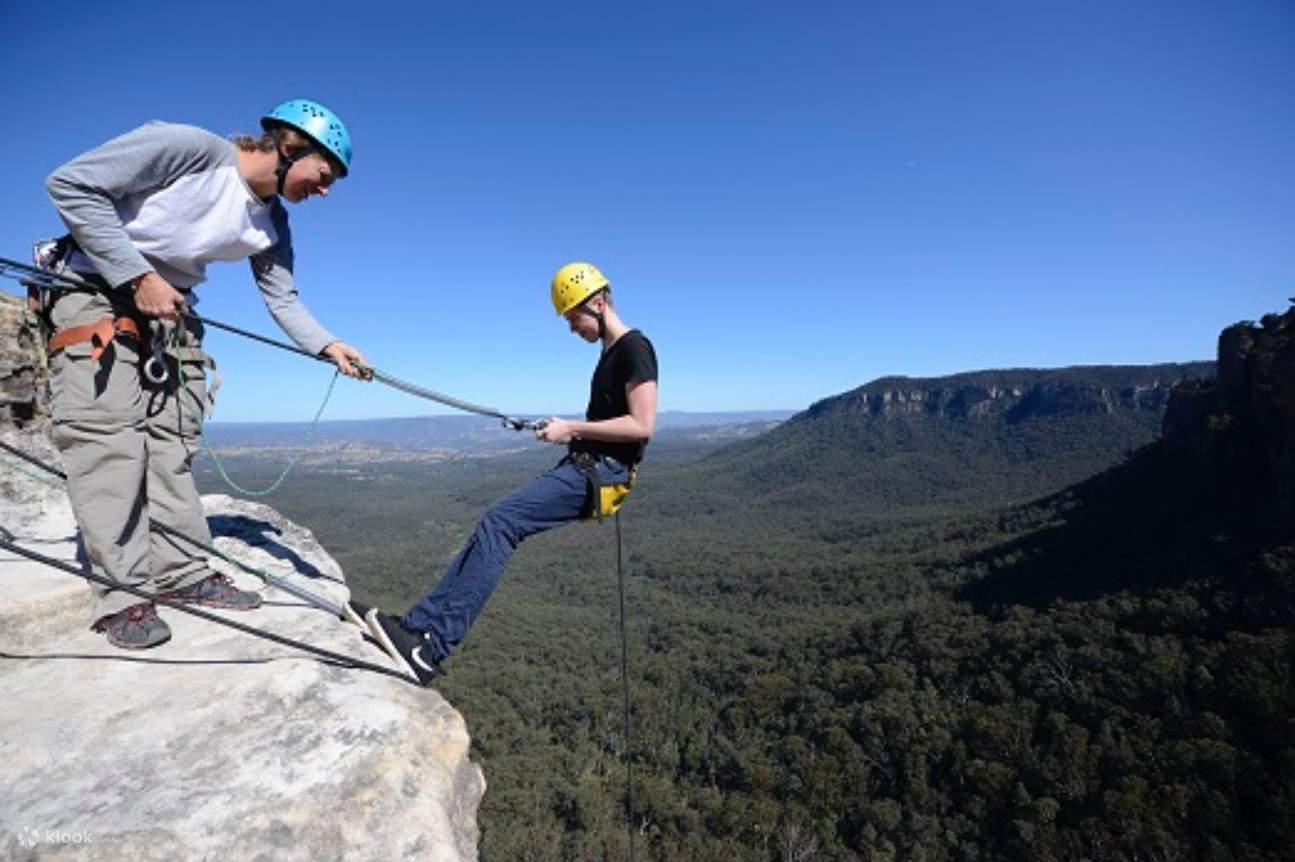 Uomo che si prepara a fare una discesa in corda doppia nelle Blue Mountains in Australia