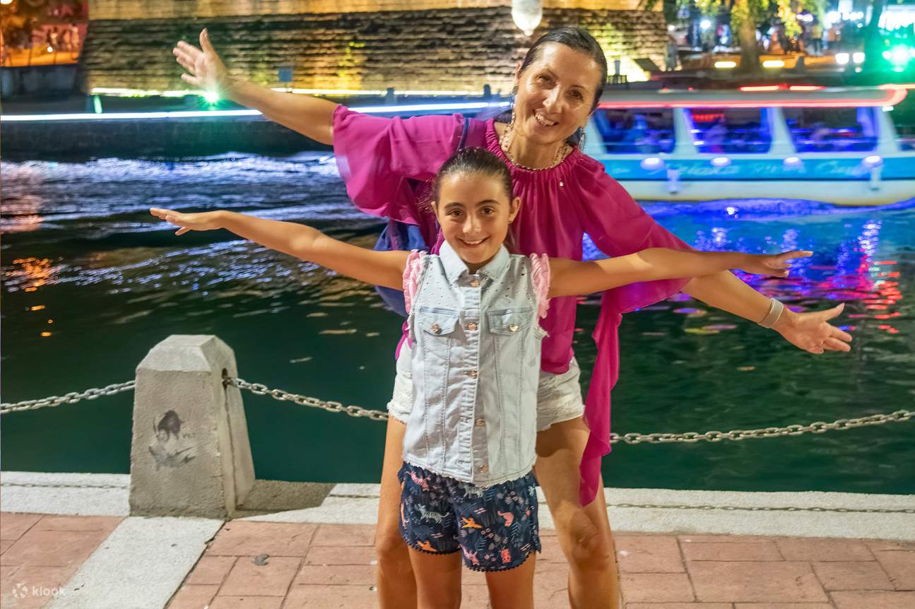 ล่องเรือชมแม่น้ำมะละกา (Melaka River Cruise) ที่จะพาคุณไปสัมผัสทัศนียภาพอันงดงามของเมือง พร้อมชมแลนด์มาร์กทางประวัติศาสตร์และภาพจิตรกรรมฝาผนังสีสันสดใส เป็นวิธีที่สมบูรณ์แบบในการดื่มด่ำกับวัฒนธรรมอันรุ่มรวยของมะละกา!