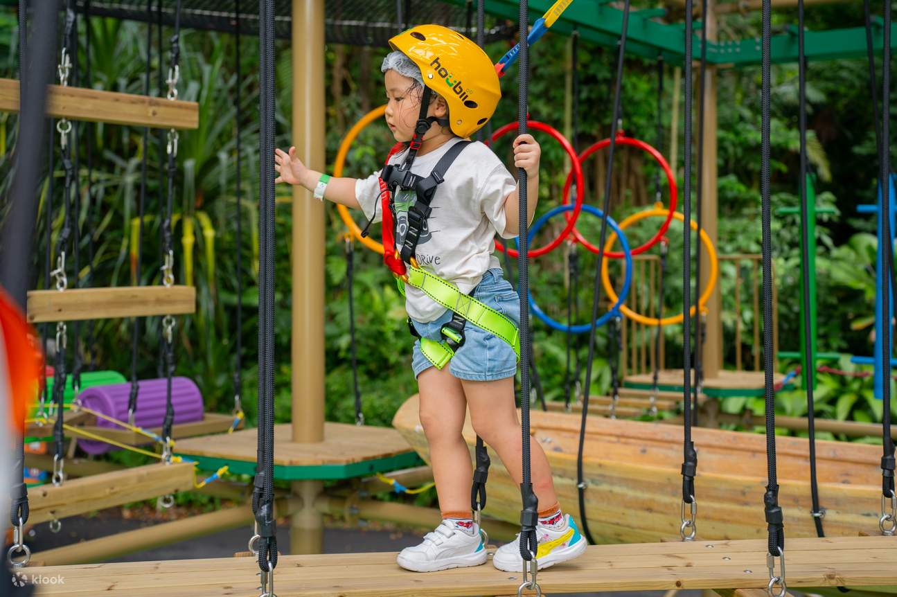 Entrada al circuito de cuerdas Houbii Spot en el zoológico de Singapur