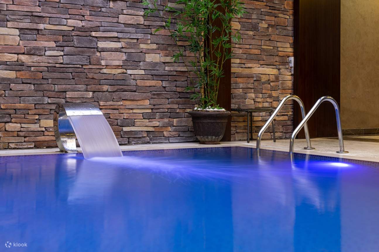 Tauchen Sie ein in die Eleganz im Spa-Pool, einer Oase der Ruhe