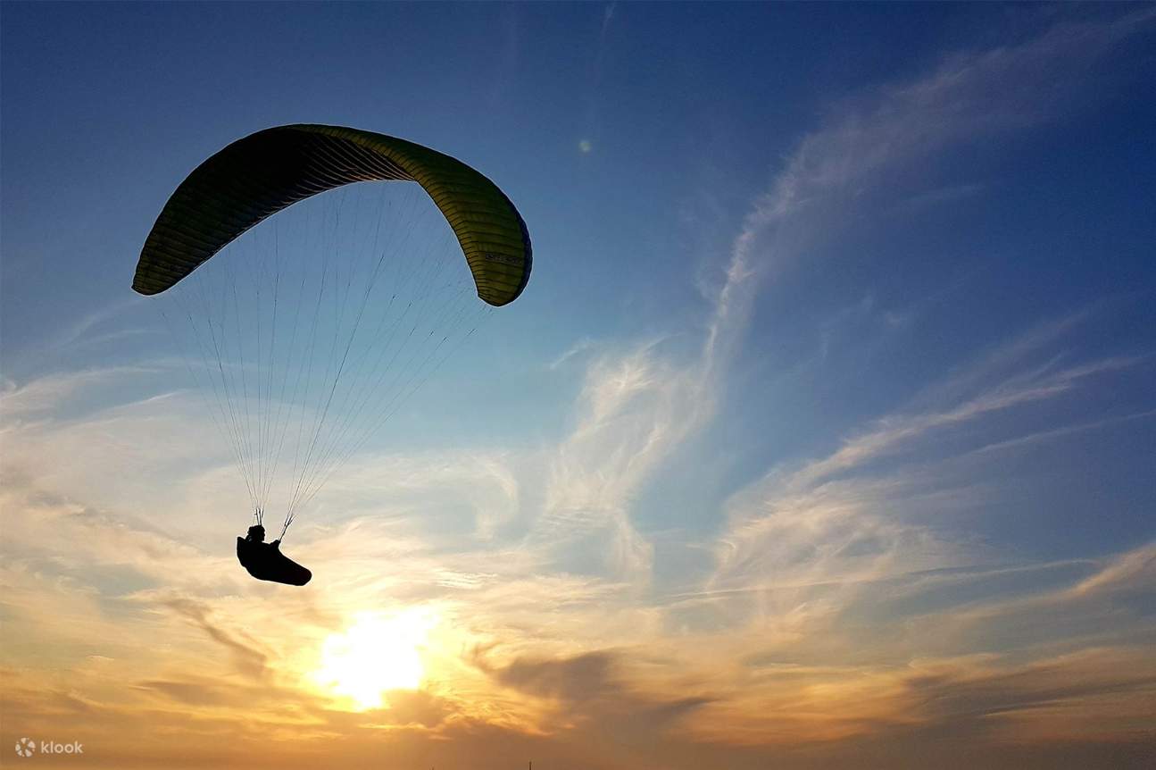 マラケシュ：アガファイ砂漠とアトラス山脈上空でのパラグライダー体験