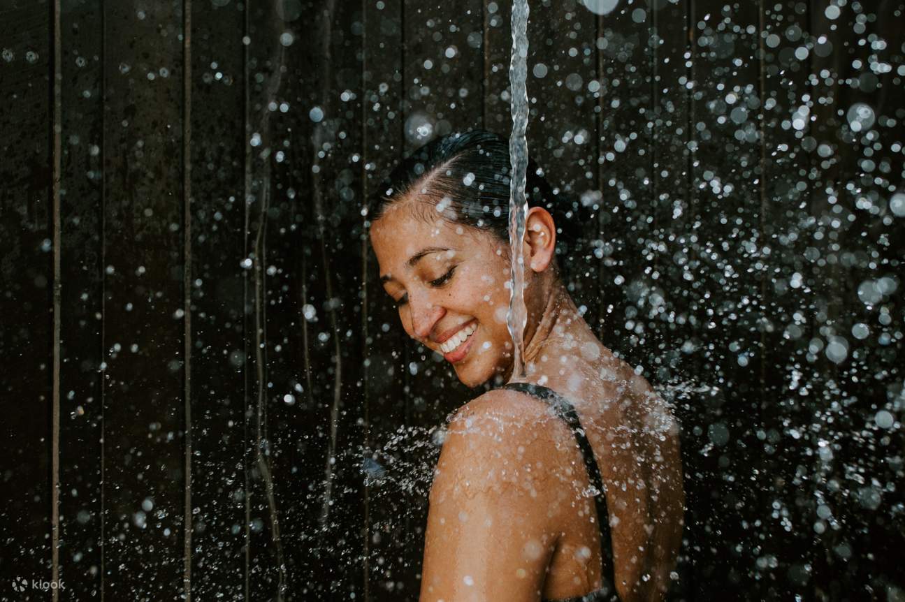 在进入半岛温泉前，先淋浴冲洗一下，准备享受舒缓的泡汤体验