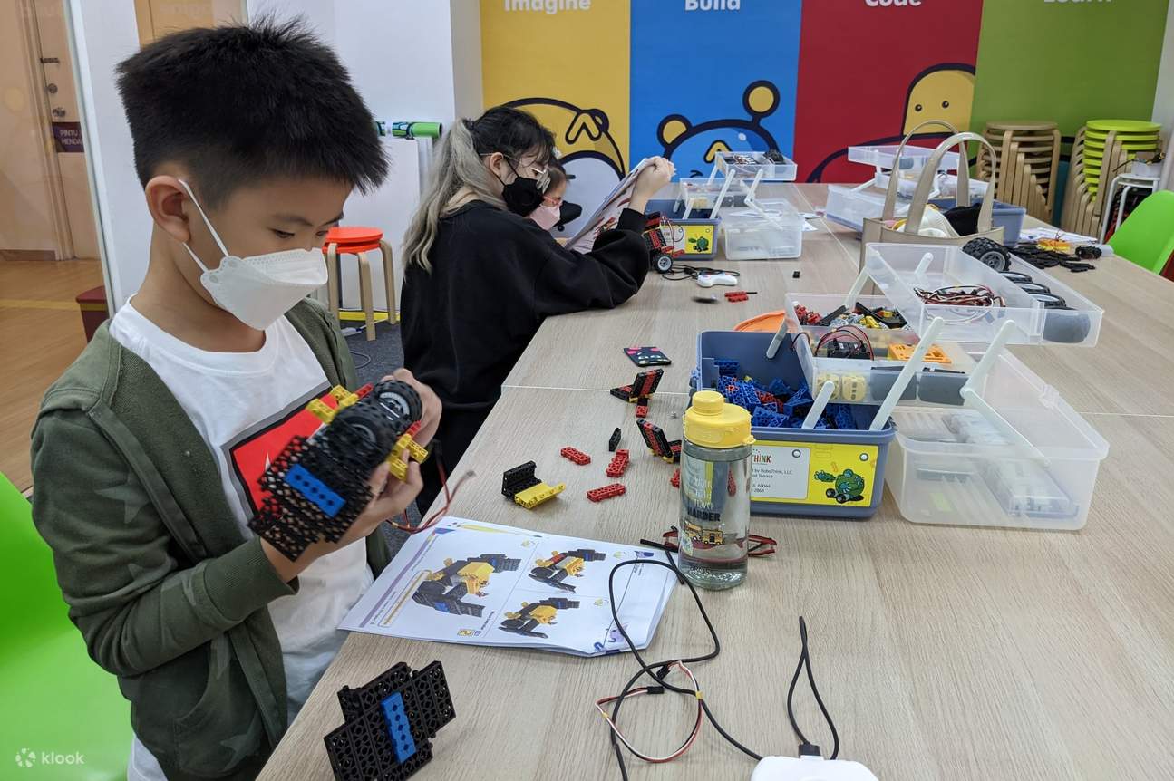 Trẻ em làm robot trong một workshop