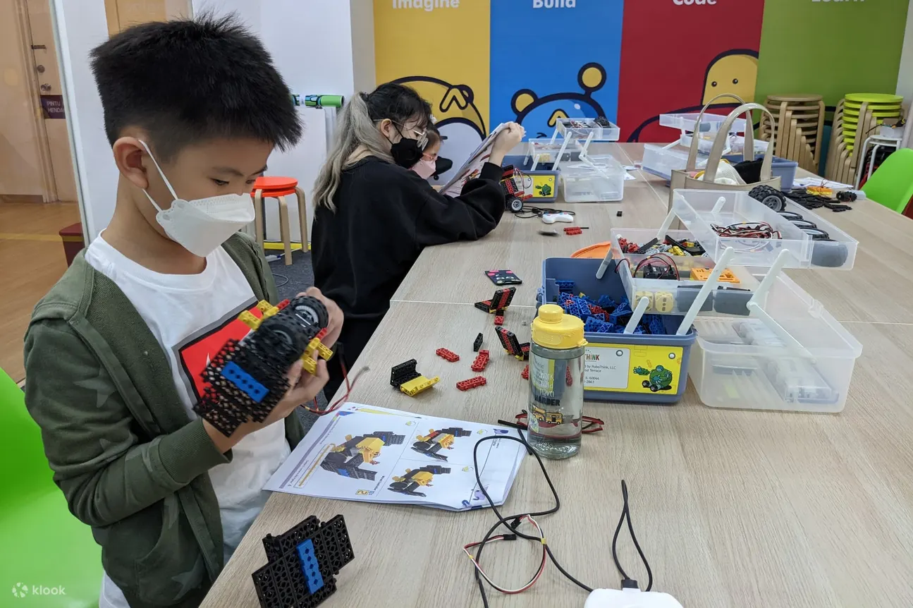 孩子们在车间制作机器人