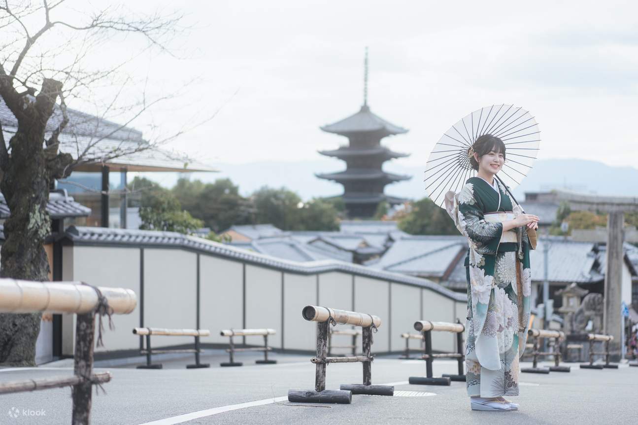 Sesión fotográfica en Higashiyama: sesión de aproximadamente 1.5 horas (incluidos 15 minutos de tiempo de traslado en taxi) con entrega de 200 fotos. La sesión se realizará principalmente en la calle Ishin no Michi y alrededores de Ishibei-koji y la pagod