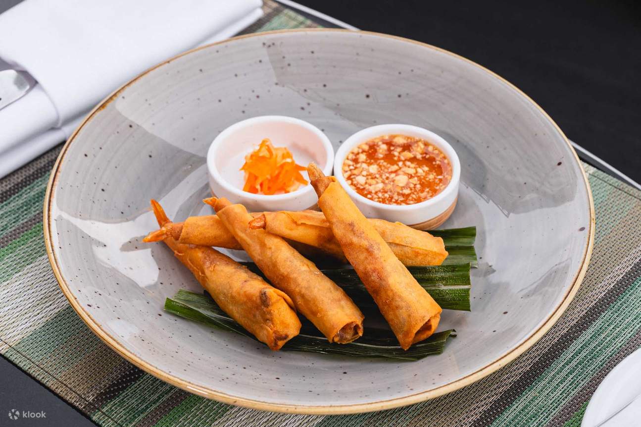 Ресторан и бар на крыше Up & Above в отеле The Okura Prestige Bangkok