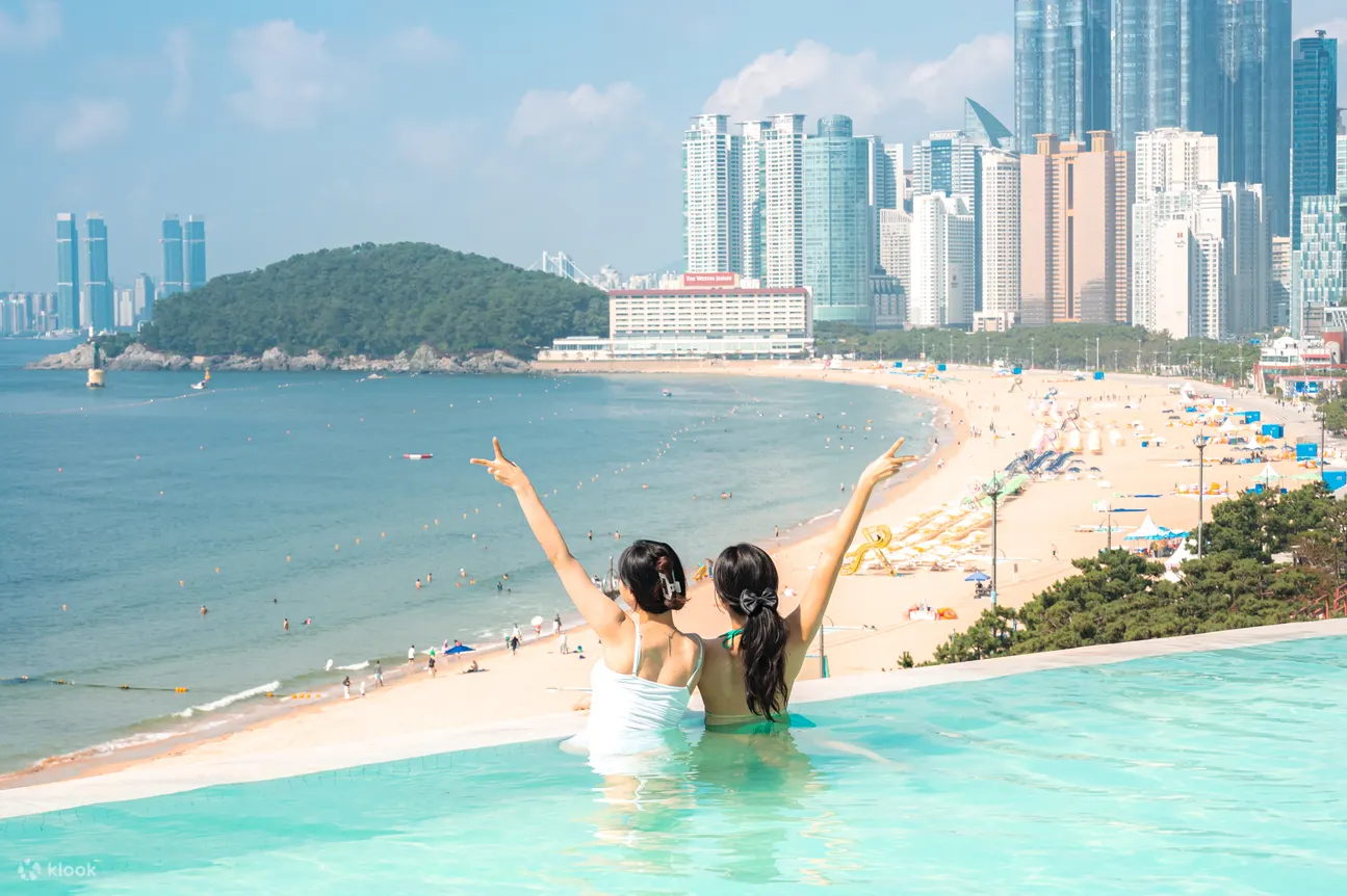 两个女孩在户外水上公园