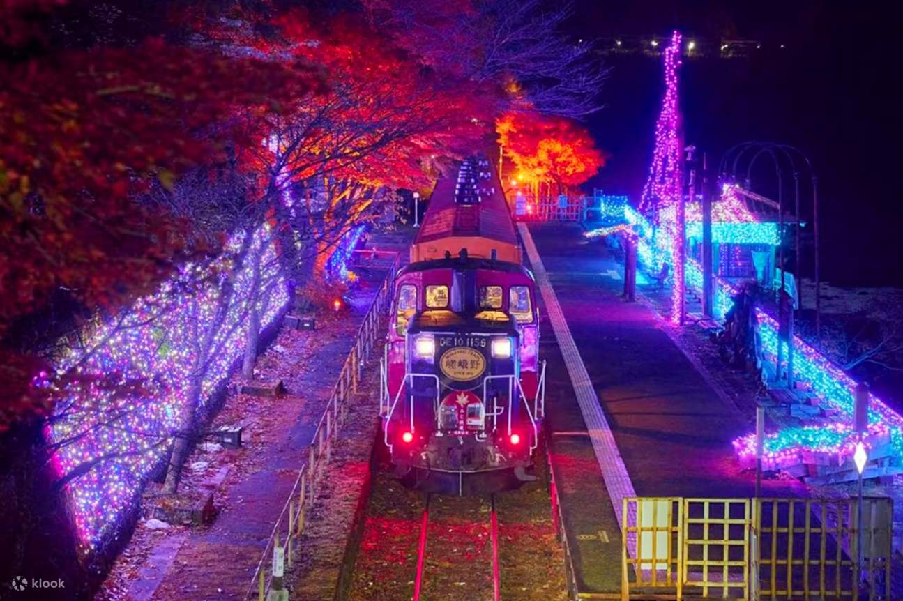 秋季限定】嵐山夜行嵯峨野トロッコ列車（チケット付き）＆金閣寺＆渡月 