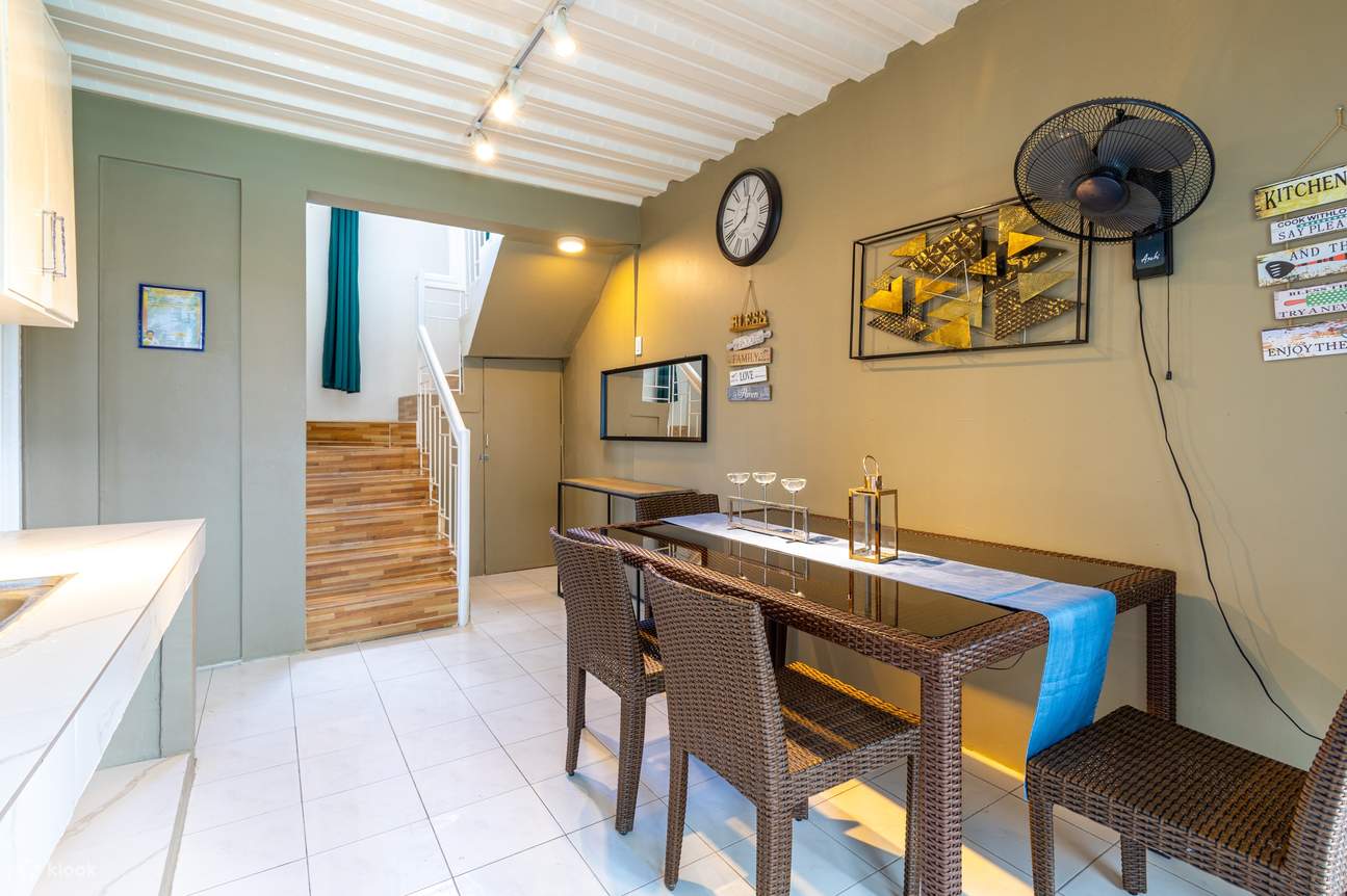 Кухня со столом, стульями и вентилятором