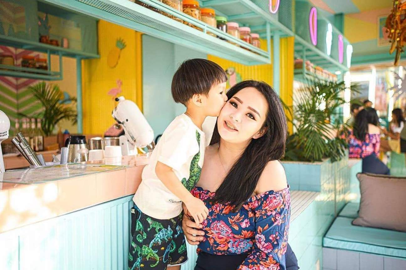 Wanita dan anak-anak di restoran