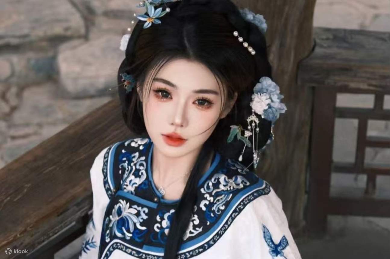 The makeup artists are also very professional and will create exquisite makeup looks based on the tourists' preferences and facial features, along with beautiful hair accessories, making the overall look stunning.