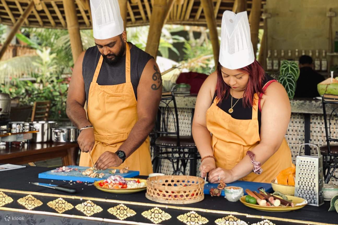 Sertai kelas memasak kami yang menawan yang diketuai oleh chef Bali kami sambil anda memulakan perjalanan kulinari seperti yang lain