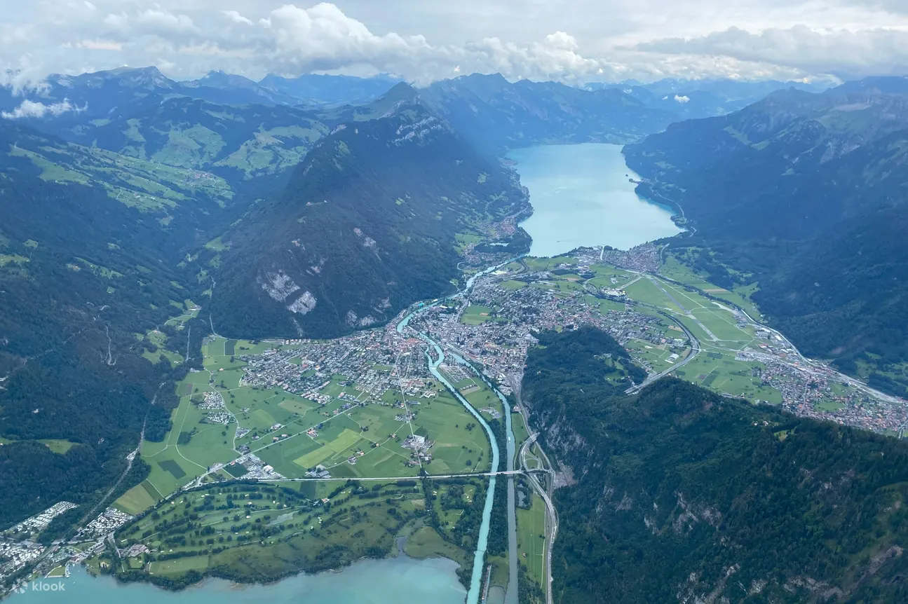 瑞士阿尔卑斯山上空的私人直升机之旅