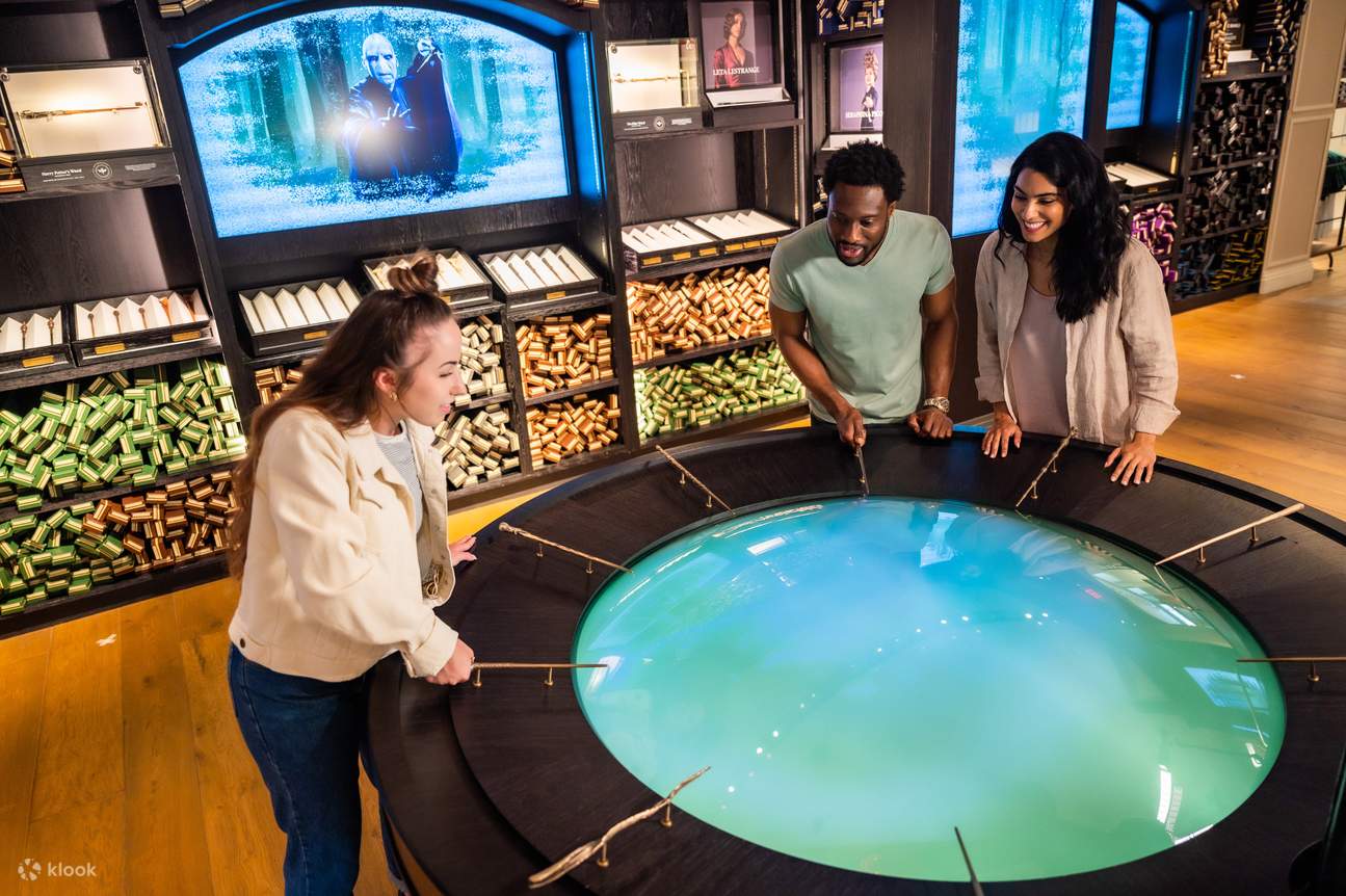 Des gens qui regardent un puits