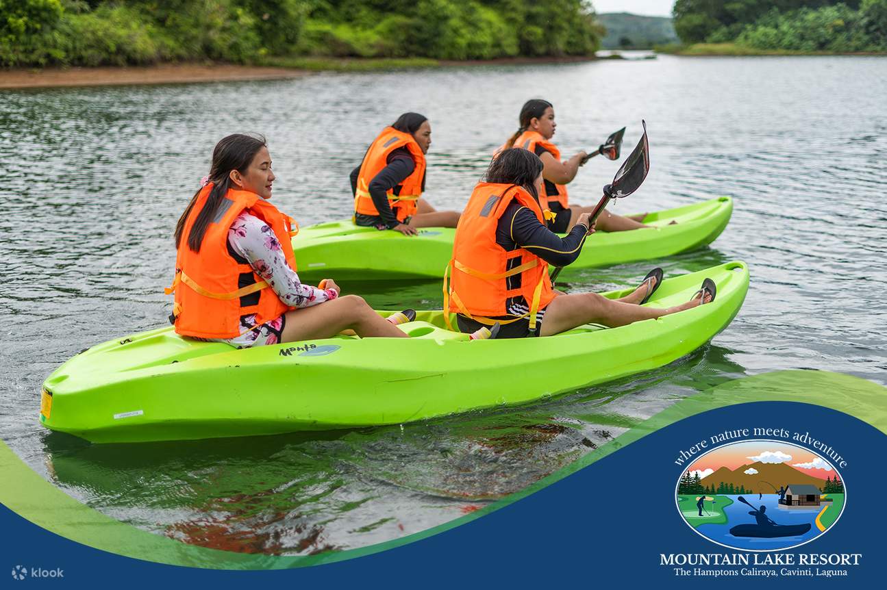 พายเรือคายัคที่รีสอร์ตริมทะเลสาบบนภูเขา