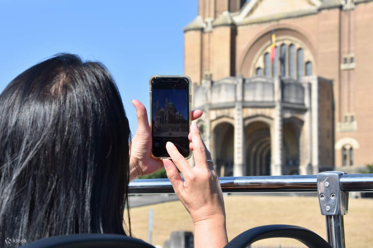 Capture impresionantes imágenes de Bruselas desde la comodidad de un autobús turístico con paradas libres.