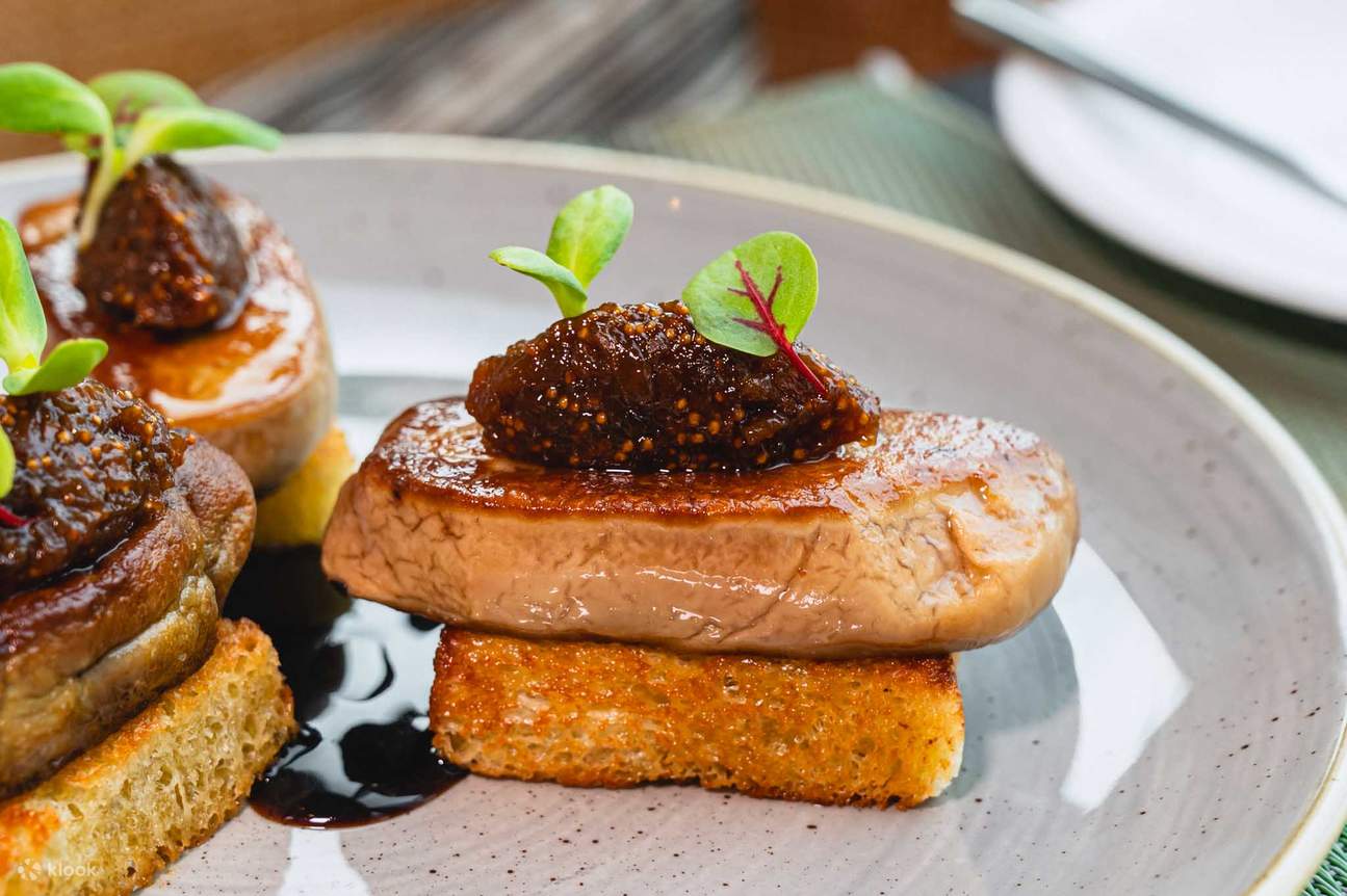 Ресторан и бар на крыше Up & Above в отеле The Okura Prestige Bangkok