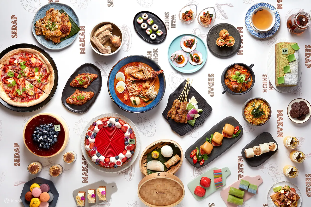 Opus Bar and Grill 每周六中午 12 点至下午 3 点供应精致的当地下午茶（半自助餐），彰显新加坡的多元文化美食。