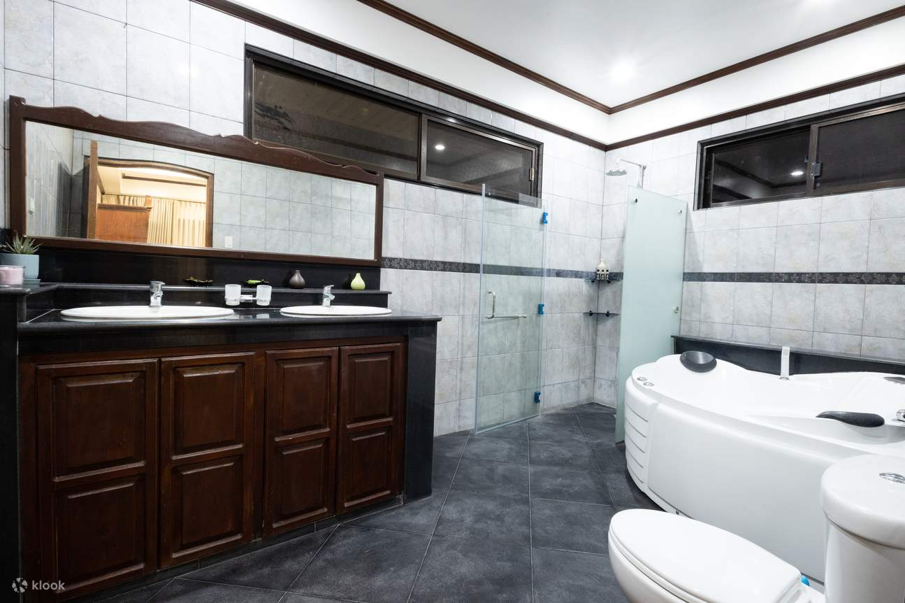 Kamar mandi dengan Bath, toilet, dan wastafel