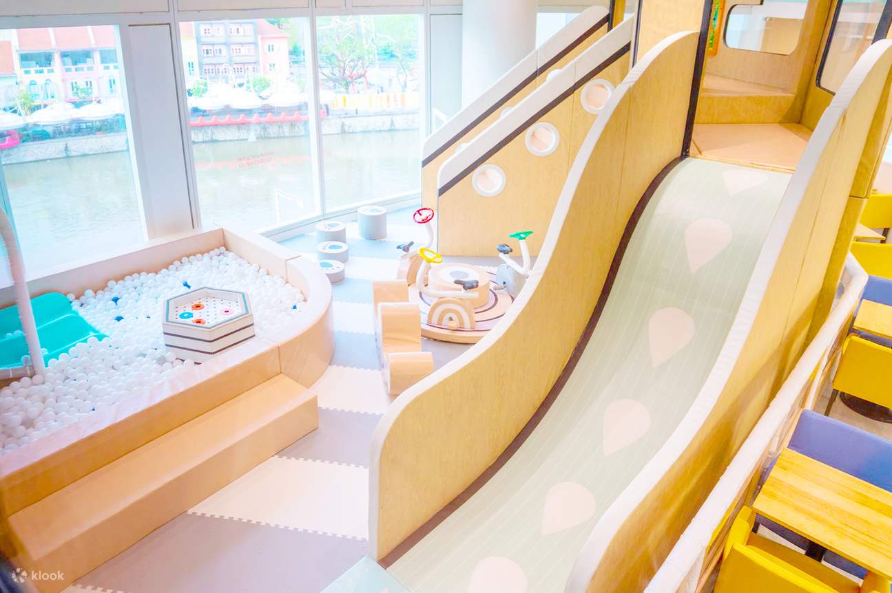 perosotan taman bermain dalam ruangan