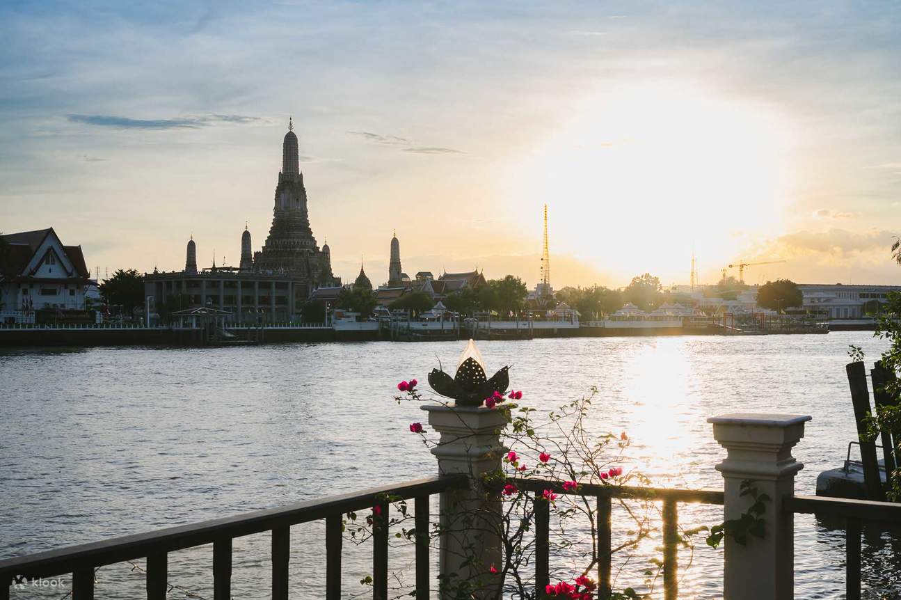 チャクラボンセ・ヴィラズ・リバーサイド・タイ・ダイニング