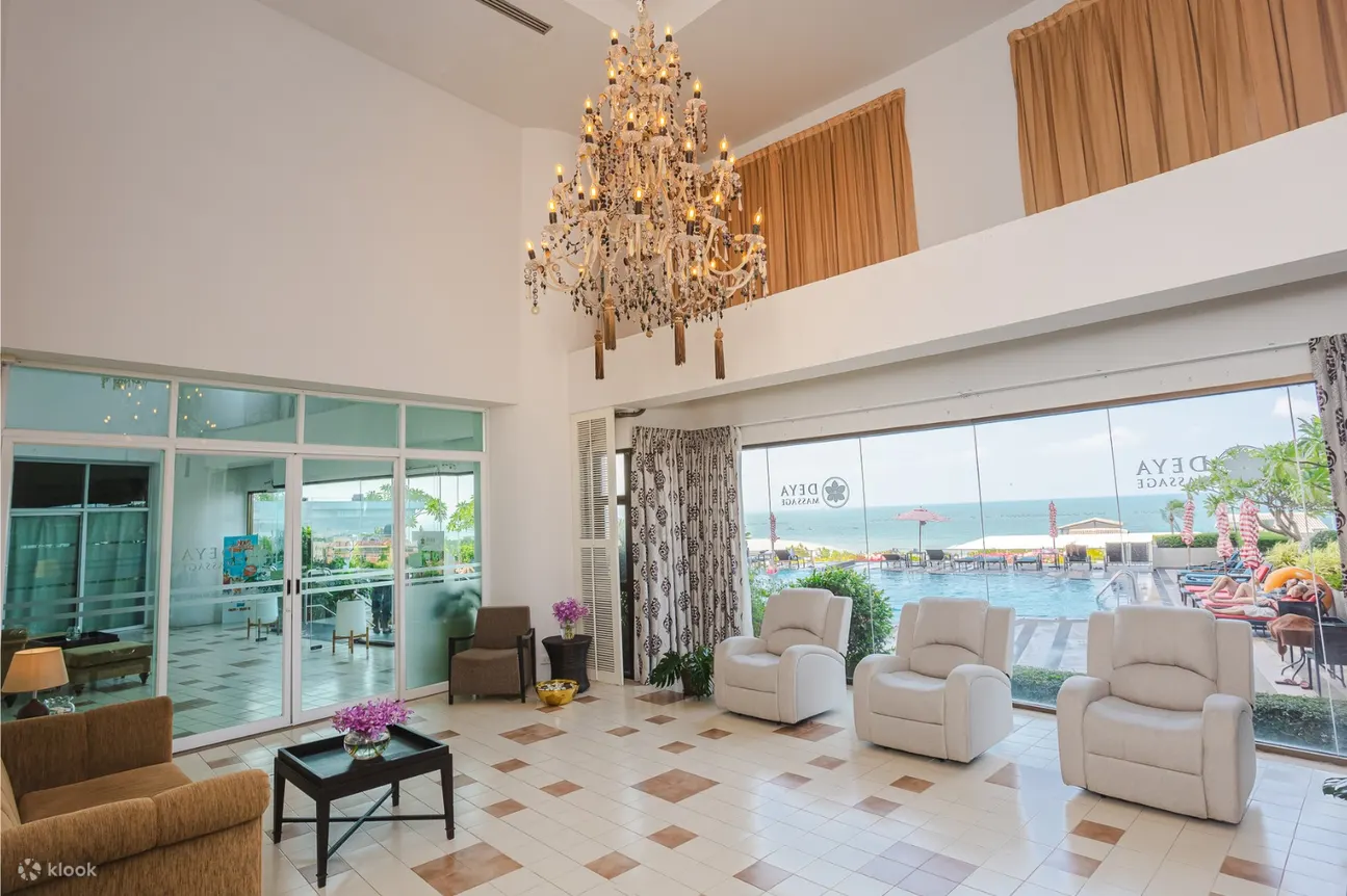 D Varee Jomtein Beach 酒店的 Deya 按摩