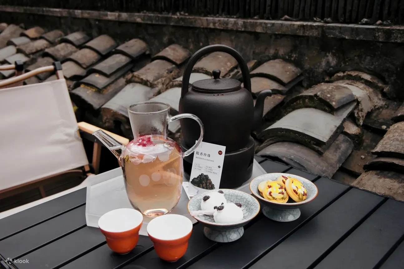 巧妙地将传统茶饮的韵味与现代的创新口味融合在一起，每一口都仿佛带着千年茶文化的醇厚底蕴，又有着让人眼前一亮的新奇风味，喝上一口，茶香在舌尖散开，那美妙的滋味萦绕心头，让人回味无穷
