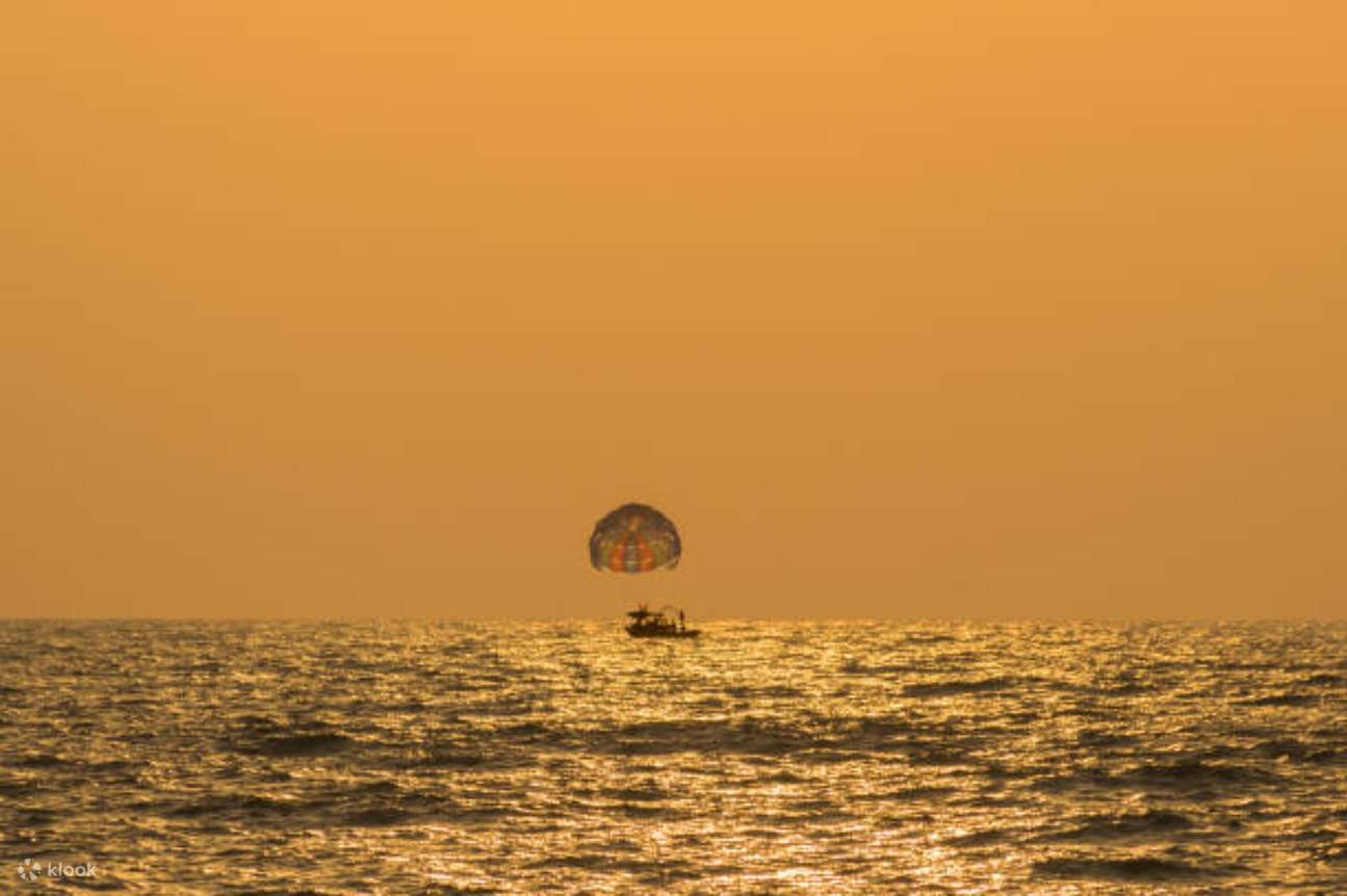 Pantai Baga: Wahana Parasailing Pasangan
