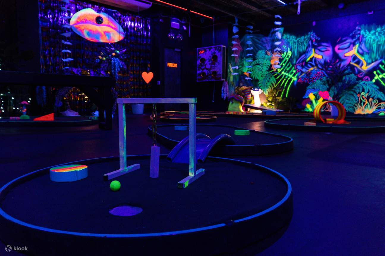 Indoor-Schwarzlichtgolf