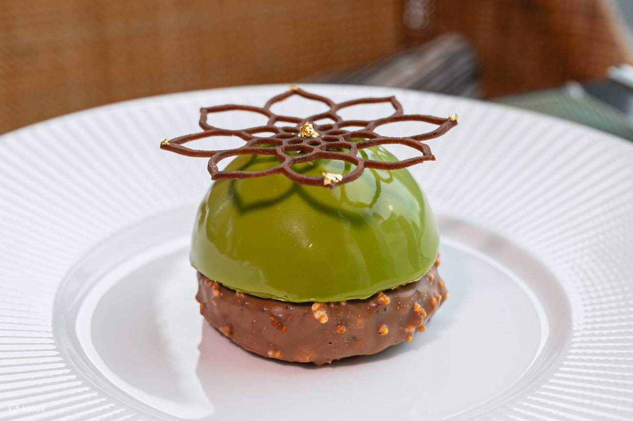 Ресторан и бар на крыше Up & Above в отеле The Okura Prestige Bangkok